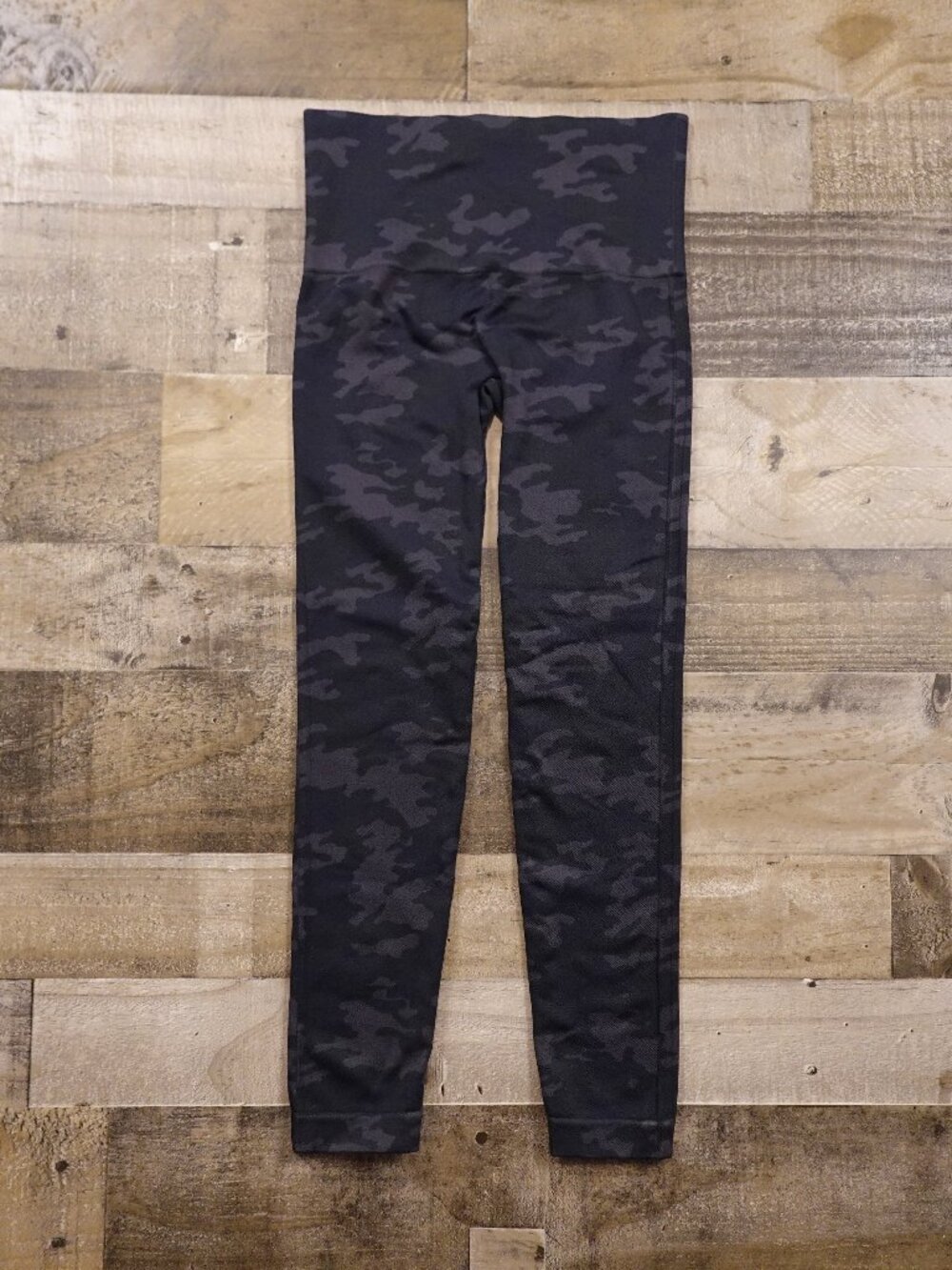 SPANX Look At Me Now Seamless Leggings Women’s Medium Black Camo Shaping